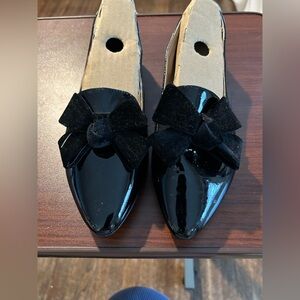 Vince Camuto Black Patent leather flats w/ Bow, new, no box  women’s size 7.5.